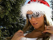 Christmas Teen Masturbates Her Pussy On The Snow