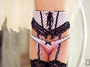 Arousing Beauty Gives Naughty Solo