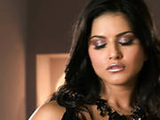 Fantastically Seductive Babe Sunny Leone Pleases Her Snatch