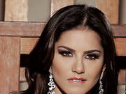Sexploitress Sunny Leone Performs Her Gorgeous Curves