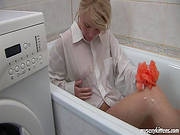 Hot Blonde Is Masturbating Her Puss In The Bath