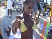 Hot Bodybuilder Chick At The Beach Can Make Her Titties Jump