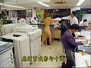 Petite Japonaise Nue Au Bureau