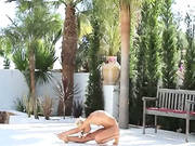 Super Flexi Skinny Chick Peeing Outdoors