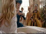 Kirsten Dunst Exposes Her Body
300