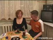 Mostrando Las Enormes Tetas De Mama