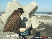 Horny Japanese Uses Vibrator At The Sea Shore
