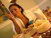 Brasilera Infartante Se Ducha Y Desayuna Desnuda.