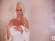 Sweetheart Likes To Pose Naughty