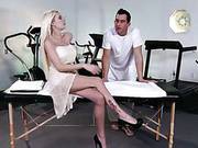Gorgeous Babe Riley Evans Gets Naked And Masseur Rubs Her Sexy Body With Oil