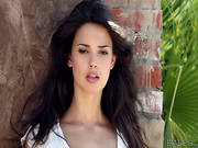 Slender Brunette Gives Hot Outdoor Solo