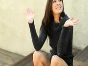 Beauty Rubbing The Clit Behind The House -2